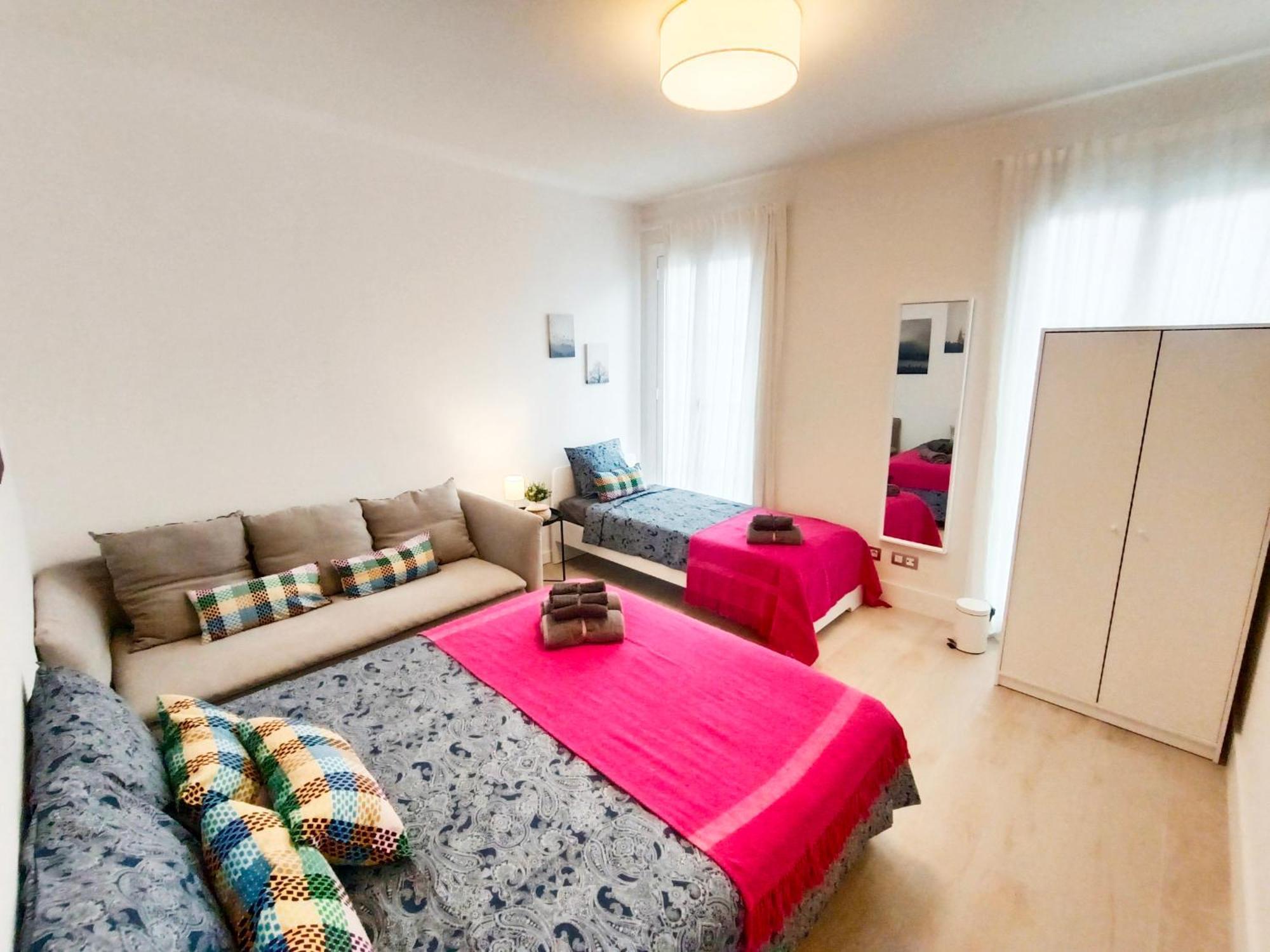 Private Rooms By Plaza Universidad Barcelona Exterior foto